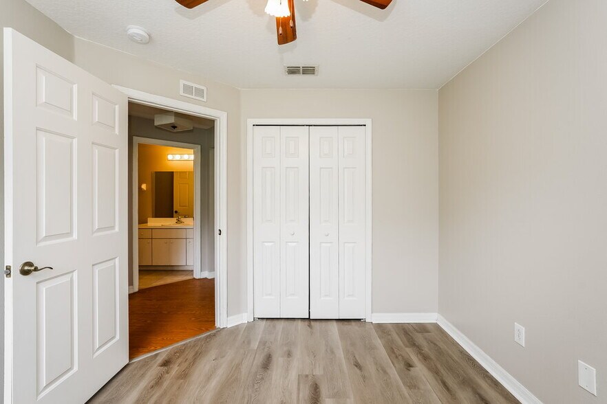 Building Photo - 6171 Skylarkcrest Dr
