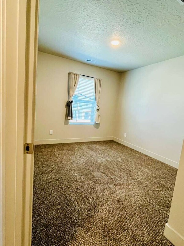 Building Photo - 3923 S White Ash Dr