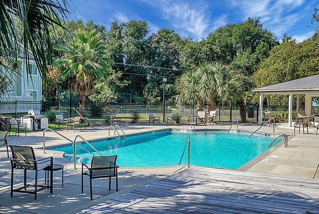 Building Photo - Renovated Condo located in heart of Mt Pleasant, near Ravenel Bridge and Waterfront Park