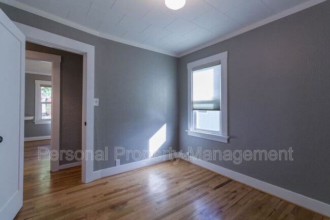 Building Photo - 807 W 21st St