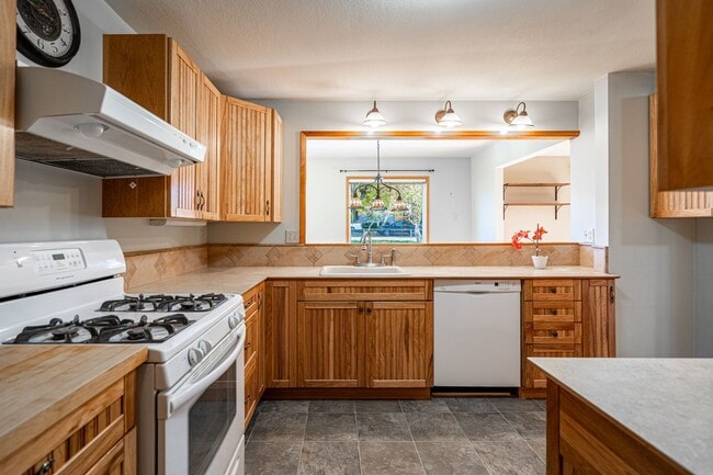 Building Photo - 3-Bedroom Home- Pets Allowed with Approval