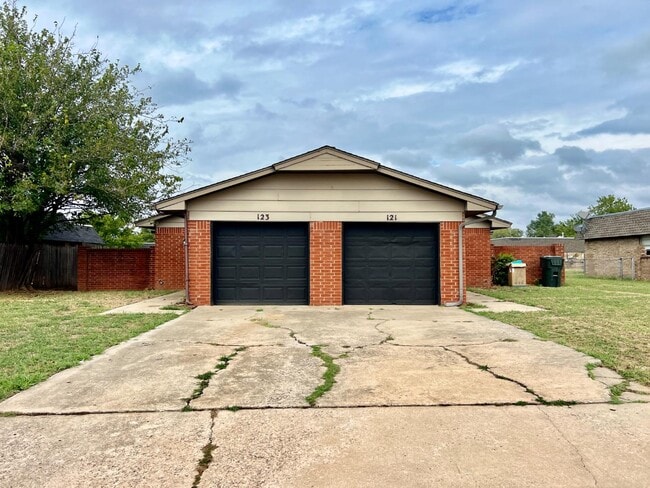 Building Photo - 121 Crawford Ct