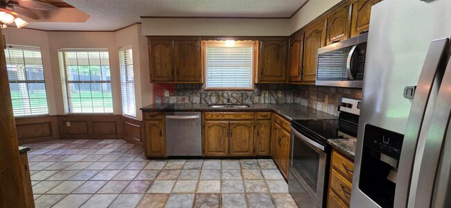 Building Photo - Spacious and Stunning 3 Bedroom 2 Bath Home in Longview!