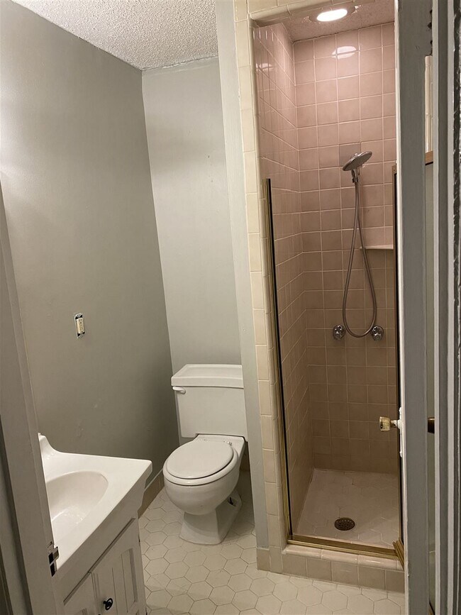 Building Photo - 89 S Larchmont Dr