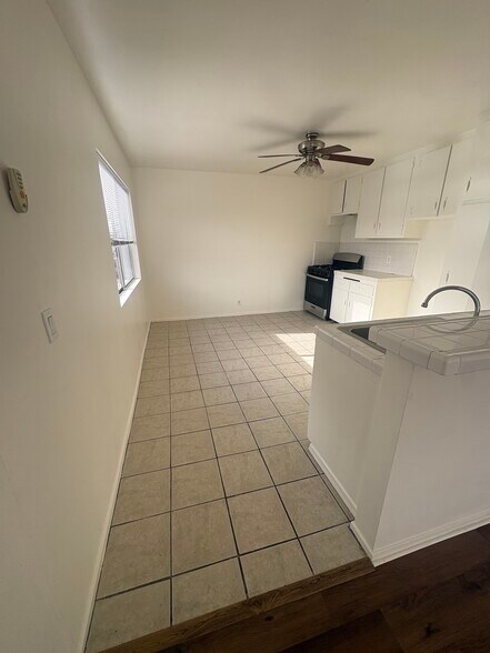 Building Photo - 533 Hyde Park Pl