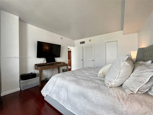 Building Photo - 10275 Collins Ave