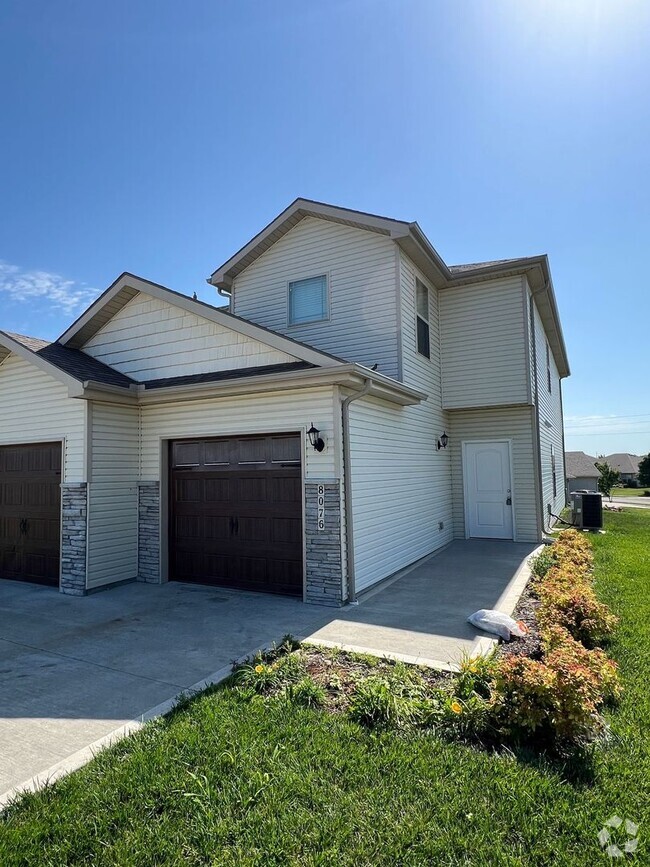 Building Photo - Beautiful 3/2.5 Duplex in Blue Springs!