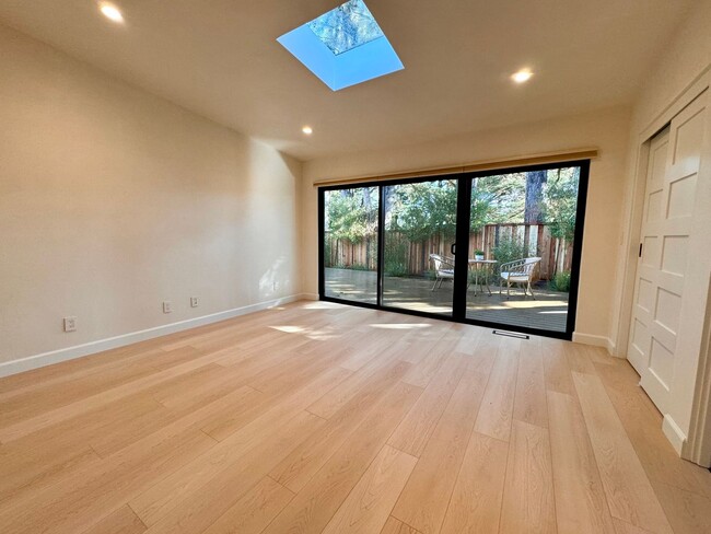 Building Photo - Exquisite Newly Remodeled 3-Bedroom Home i...