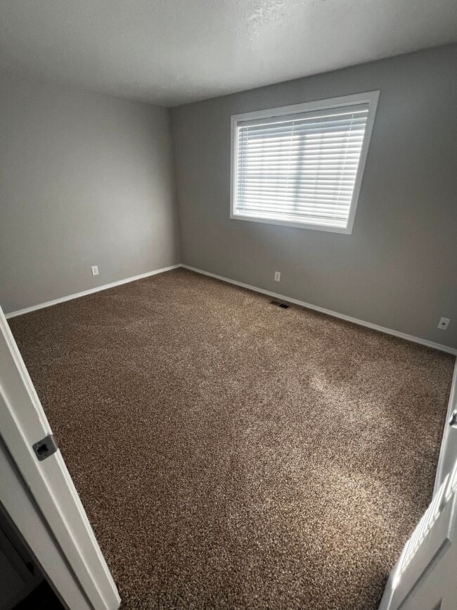 Building Photo - New carpet, kitchen, appliances, paint! Great neighborhood.