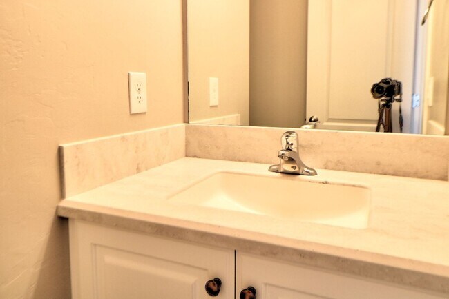 Building Photo - 3 bed 2.5 bath townhome in Salem
