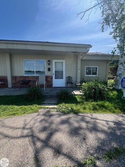 Primary Photo - 9239 N River Rd