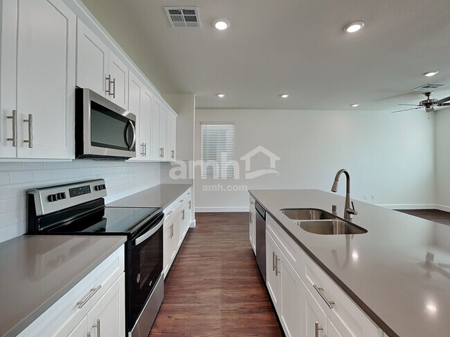 Building Photo - 831 Longwood Gdns St