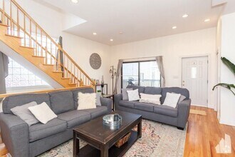 Building Photo - 4 bedroom in Chicago IL 60657