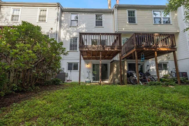 Building Photo - 3 Bed 2.5 Bath - Gaithersburg Townhouse - Finished Basement