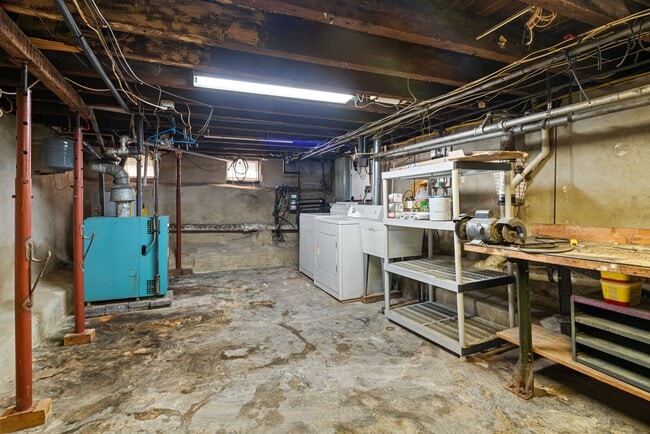 Building Photo - 4556 E Thompson St
