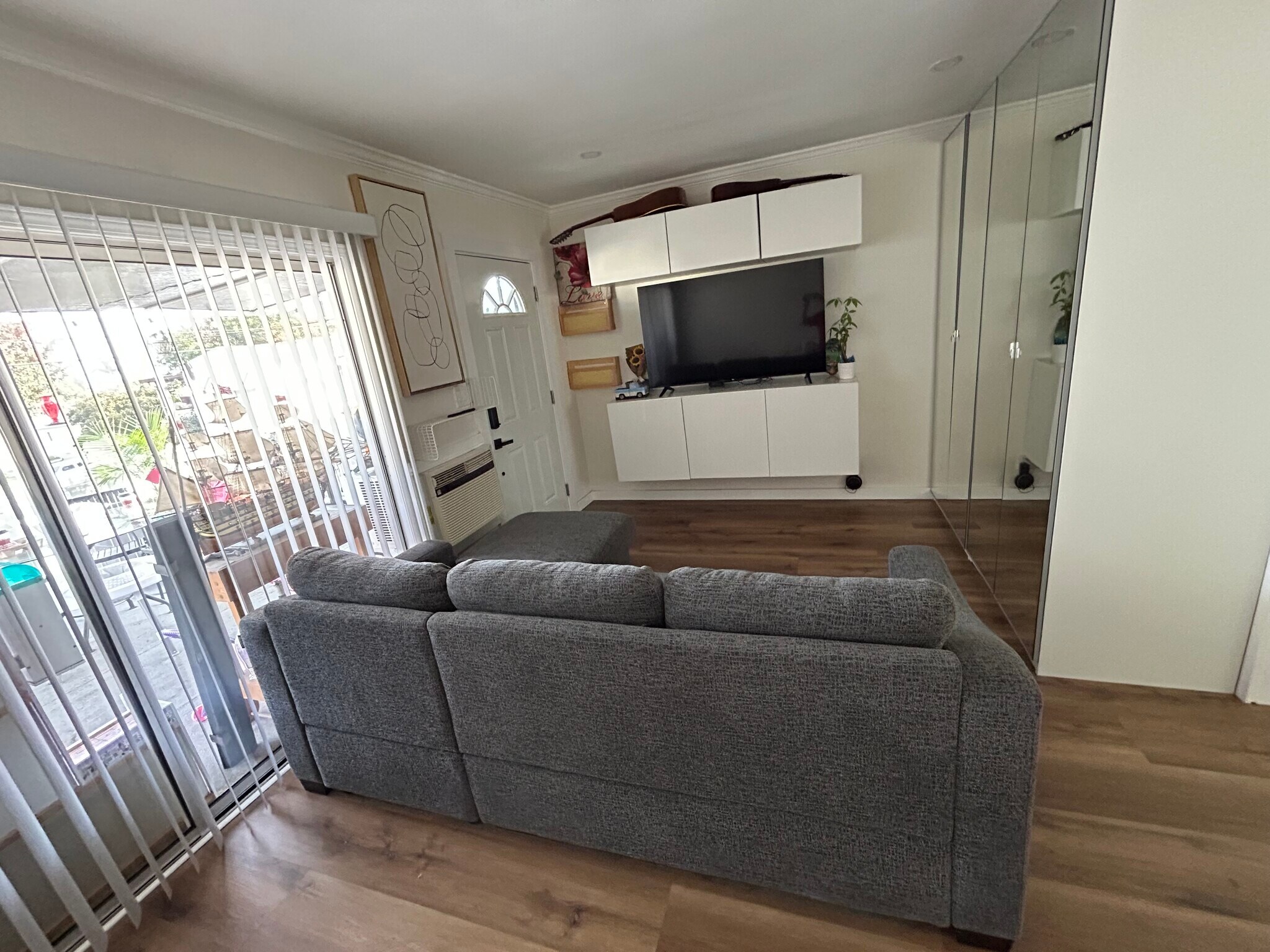 Building Photo - 1316 N Hollywood Way