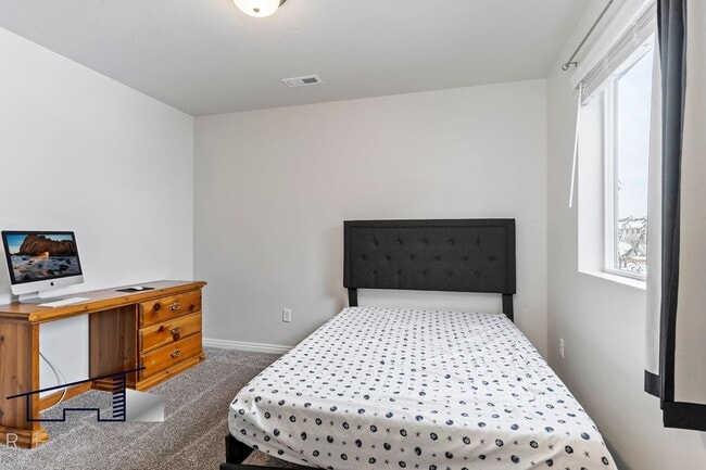 Building Photo - West Haven Utah 3 Bedroom 2.5 Bathroom Home!