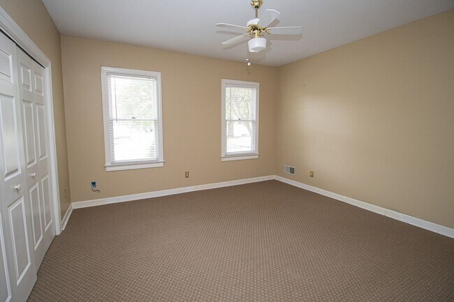 Building Photo - 2220 Montclair Dr