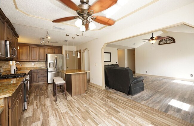 Building Photo - 504 Miller Ln