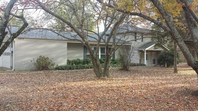 Building Photo - Large 2 Story Home 2540 SFT 3 Bed 2 Bath Home