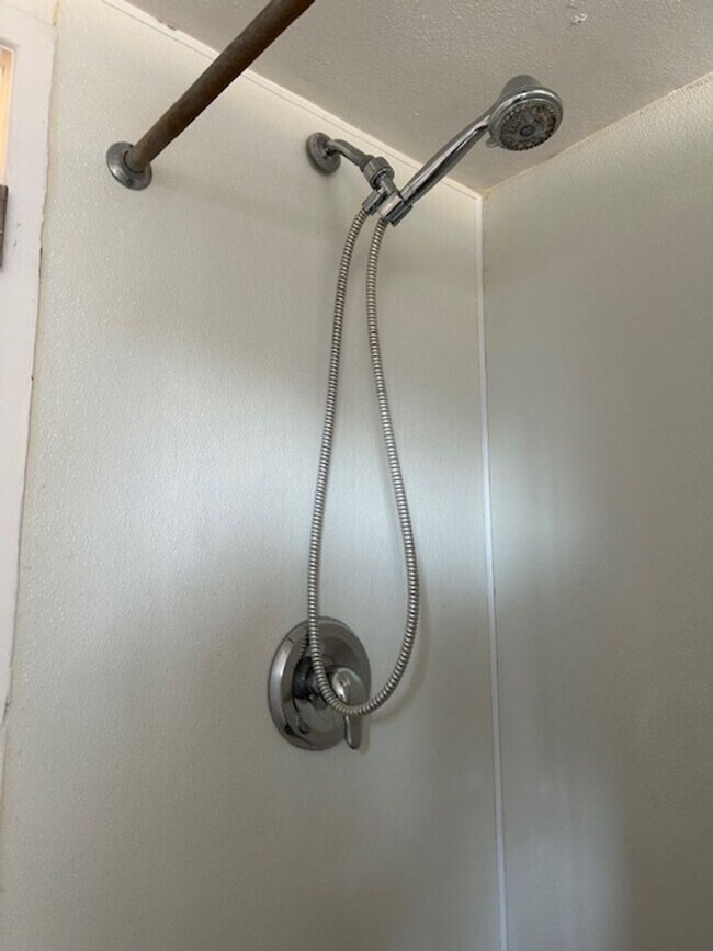 Building Photo - 418 Lola Ln