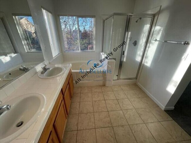 Building Photo - Charming 3-Bedroom Home in Desirable Folso...