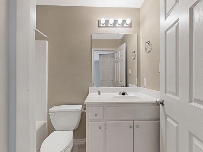 Building Photo - 1421 Western Oaks Ct