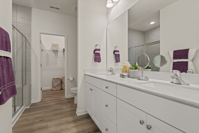 Building Photo - Flexible Living, Prime Location, Endless Comfort!