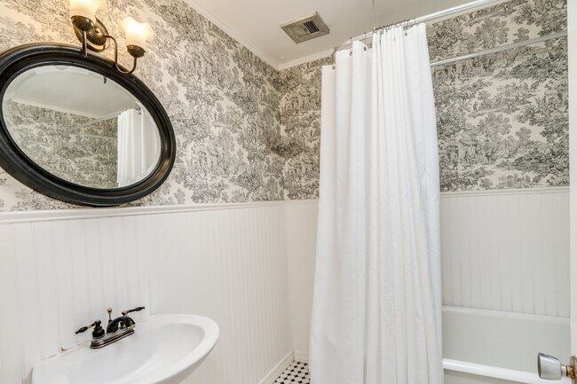 Building Photo - Great East Side Location 4 Bed/2 Bath Home
