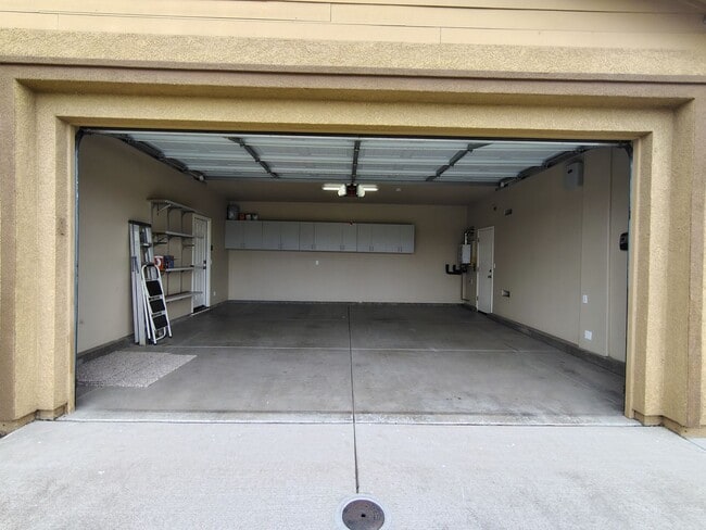 Building Photo - 880 Raccoon Valley Dr