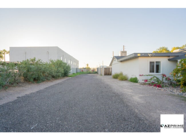 Building Photo - Charming Phoenix 1/1 Apartment with Modern Upgrades &amp; Prime Location!