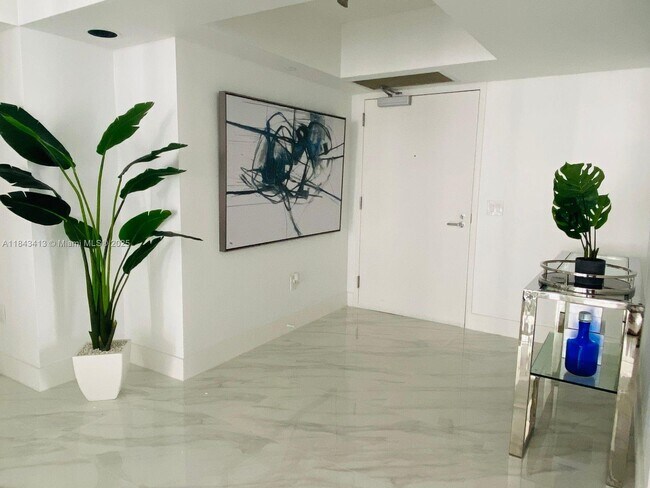 Building Photo - 16445 Collins Ave