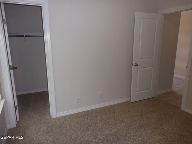 Building Photo - 561 Oakmont