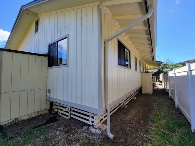Building Photo - 6164 Kalaniana?ole Hwy