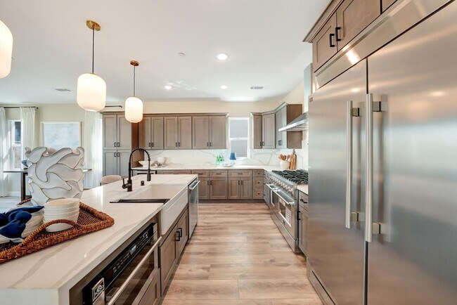 Building Photo - 2133 W Cardinal Ave