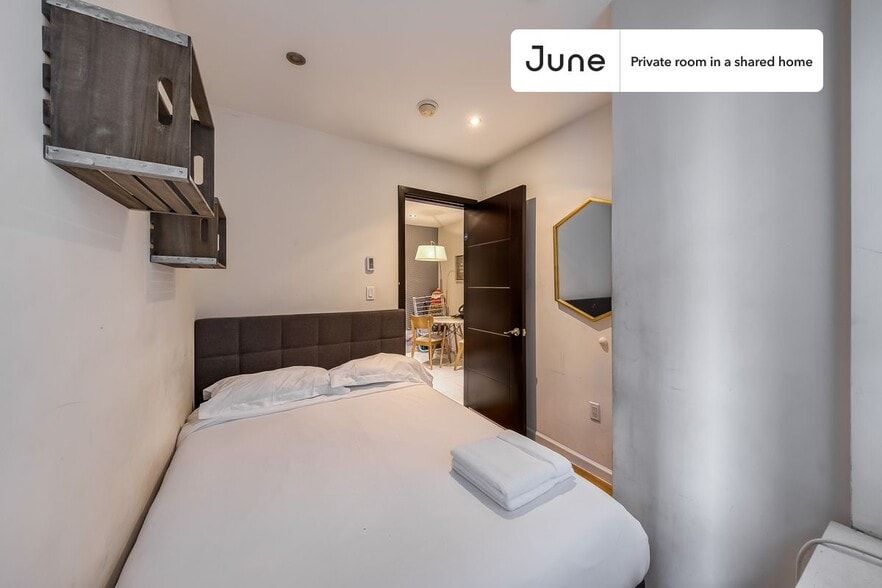 Building Photo - Private bedroom in 4 bed/2 bath Home