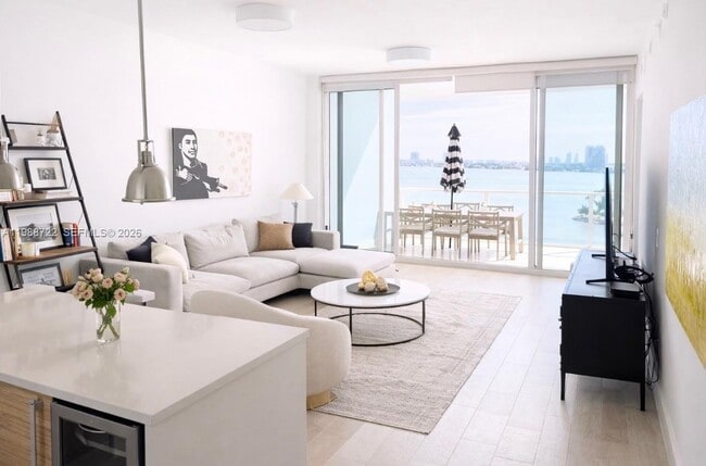 Building Photo - 2020 N Bayshore Dr