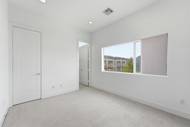 Building Photo - 1155 W 17th St