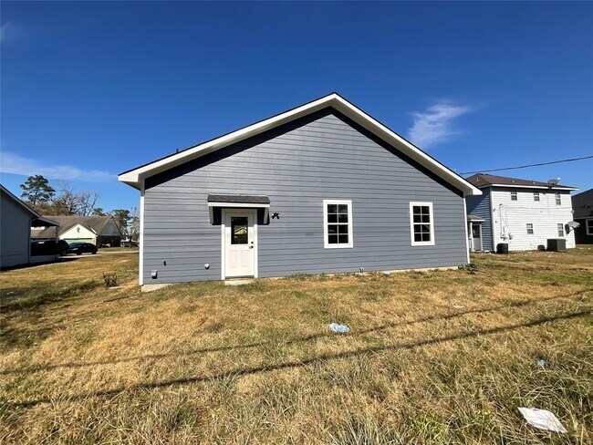Building Photo - 719 Red Oak Ave