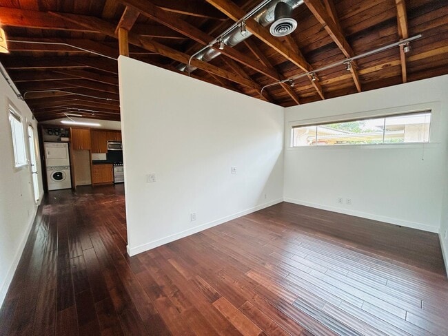 Building Photo - Spacious One Bedroom + Den Backhouse! In Unit Laundry! Prime Location!
