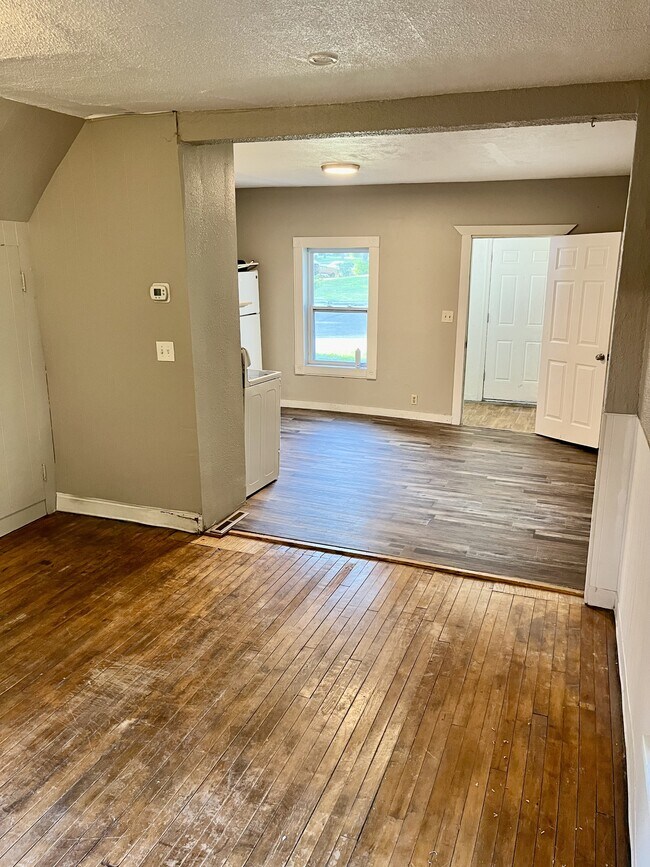 Building Photo - 729 W Cavour Ave