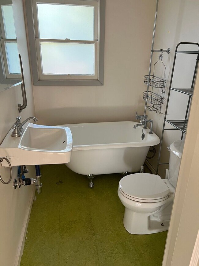 Building Photo - 533-535gst