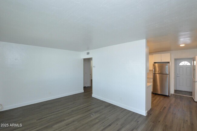 Building Photo - 1202 E Kaler Dr