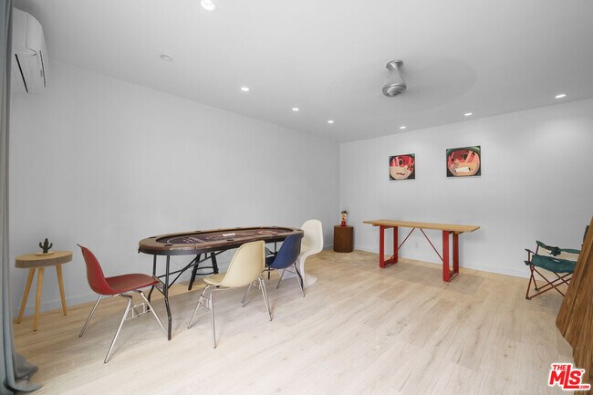 Building Photo - 848 N Las Palmas Ave