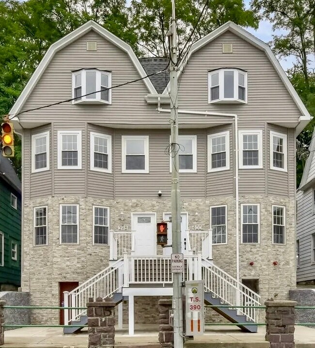 Building Photo - 400 N Main St