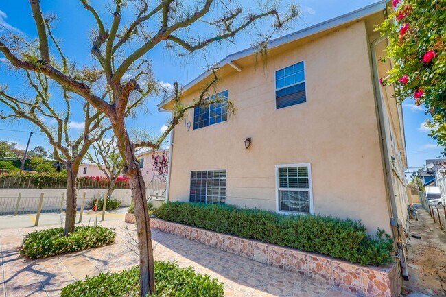 Building Photo - 2419 S. Ridgeley Dr