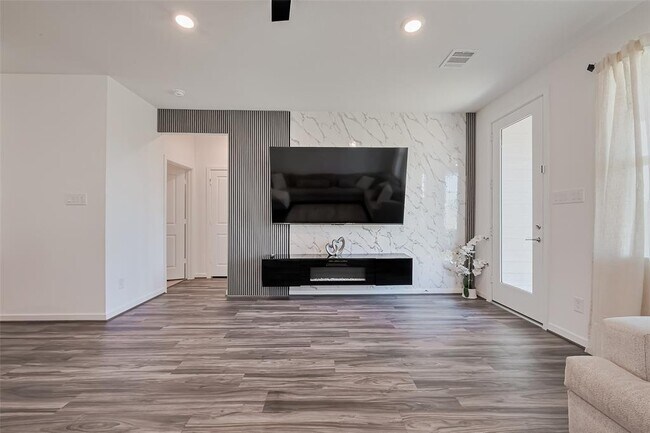 Building Photo - 21611 Shadowbrook Birch Dr