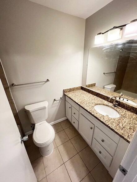 Building Photo - 3069 Hawthorne Dr NE