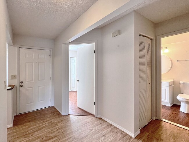 Building Photo - Charming 2 Bedroom, 2 Bathroom Townhome fo...