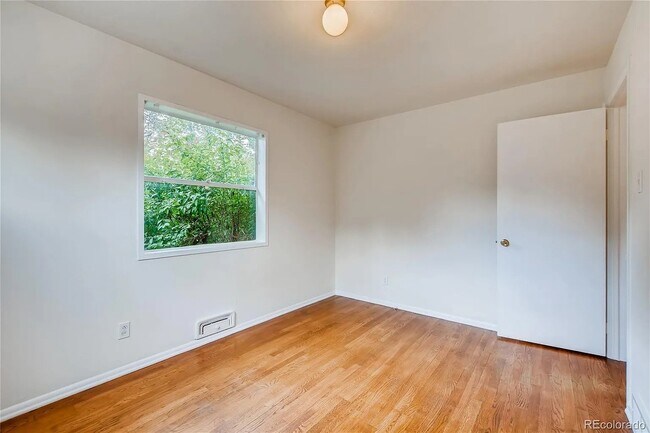 Building Photo - 1255 S Grape St